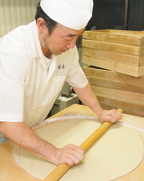 店主　蕎麦を打つ