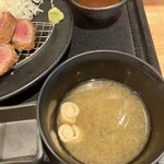 厚切り牛かつ専門店　神戸 牛かつ亭 - 味噌汁。