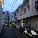 和飲食堂 - お店は右手の建物の中