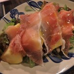 和飲食堂 - 桃と生ハムのサラダ￥1,000