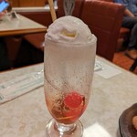 221737941 - はまのや特製クリームソーダ￥750