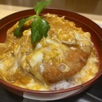 鶏三和 - 料理写真:衣がサックサクの鶏かつ丼