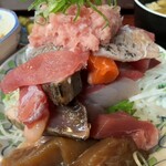 250799018 - 溢れんばかりの海鮮。色々な種類を味わえます。ご飯の量は少なめです。