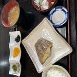 海食亭 むつわん - ランチ1000円。焼き魚とお刺身