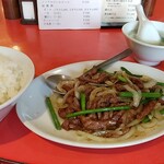 芙蓉菜館 - ニンニクの茎・玉葱・牛肉バーベキューソース炒め