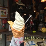 カフェ リビング ルーム - 湘南産 濃厚ソフトクリーム(400円だったかな？)♪
            今日みたいな暑い日には生きかえる〜！
            お腹いっぱいでソフトクリームしか食べなかったけど、色んなスイーツがあって美味しそうだったよ☆彡