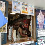 カフェ リビング ルーム - 境川ポタでおやつに湘南産 濃厚ソフトクリーム(400円だったかな？)♪
            今日みたいな暑い日には生きかえる〜！
            お腹一杯でソフトクリームしか食べなかったけど、色んなスイーツがあって美味しそうだったよ☆彡