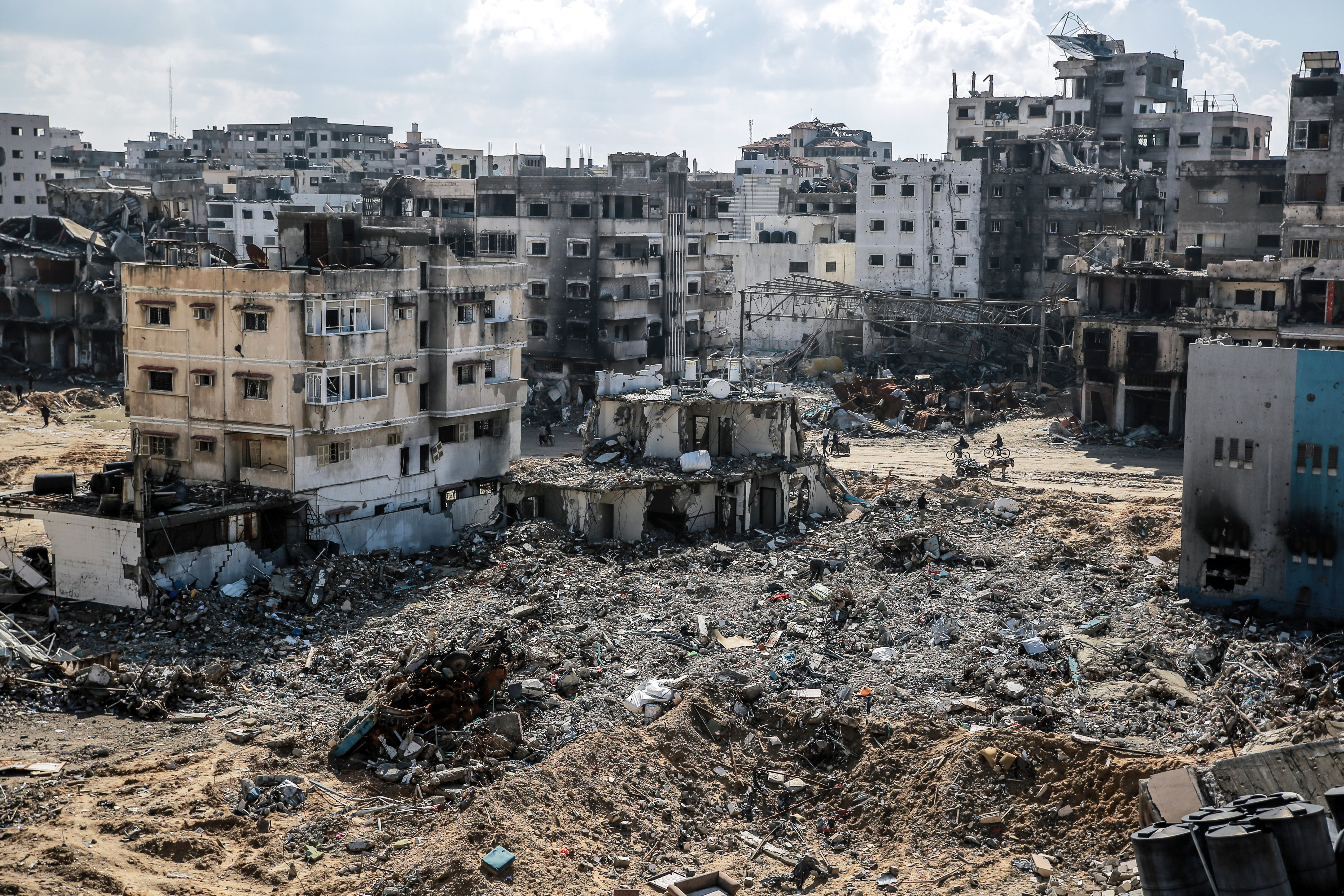 03 February 2024, Palestinian Territories, Gaza City: A picture provided on 4 February 2024 shows damage in the area of Al-Maqousi Towers, Al-Mashtal Hotel, and Al-Khalidi Mosque after the Israeli army withdrew from north of Gaza City. Photo: Omar Ishaq/dpa (Photo by Omar Ishaq/picture alliance via Getty Images)