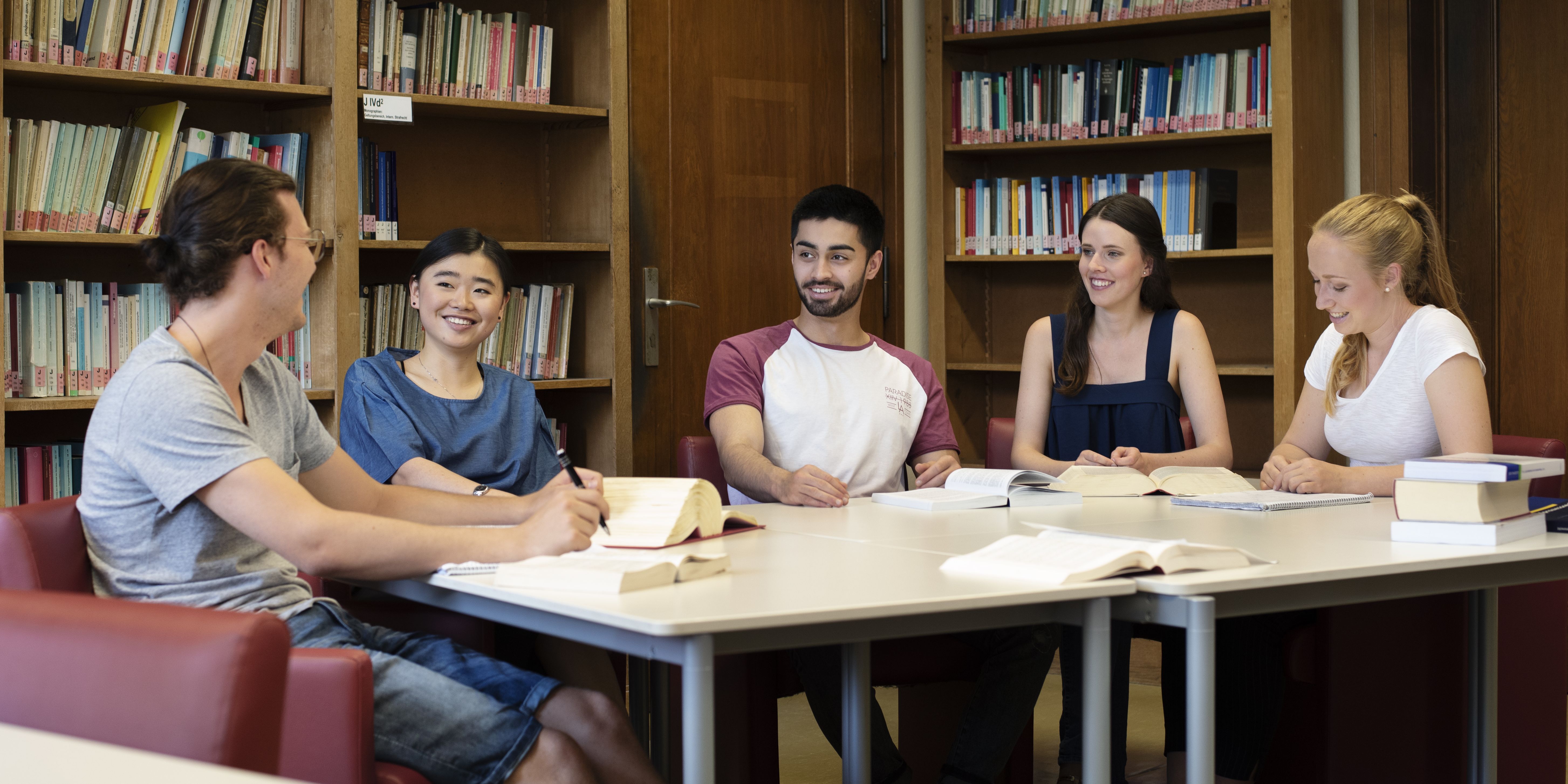 Eine Lerngruppe in der Bibliothek