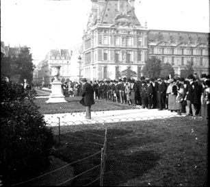 File:Le charmeur doiseaux au Jardin des Tuileries, Paris, mai 1902 (5574080708).jpg