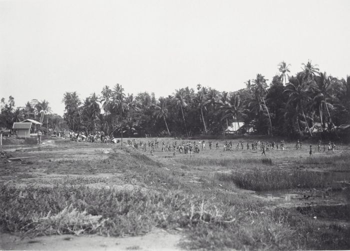 File:COLLECTIE TROPENMUSEUM Arbeiders in herendienst werken aan de aanleg van een bron Atjeh TMnr 60038919.jpg