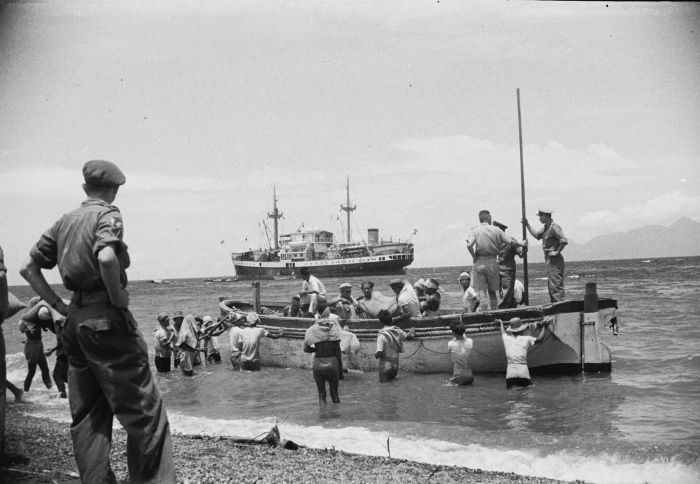 File:COLLECTIE TROPENMUSEUM 'Het lossen van de 'Bagan' die op de rede van Maoemere ligt' TMnr 10029548.jpg