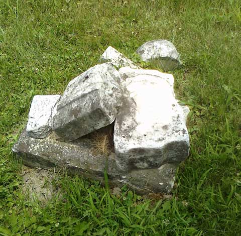 File:Moon Point Cemetery vandalized gravestone.jpg