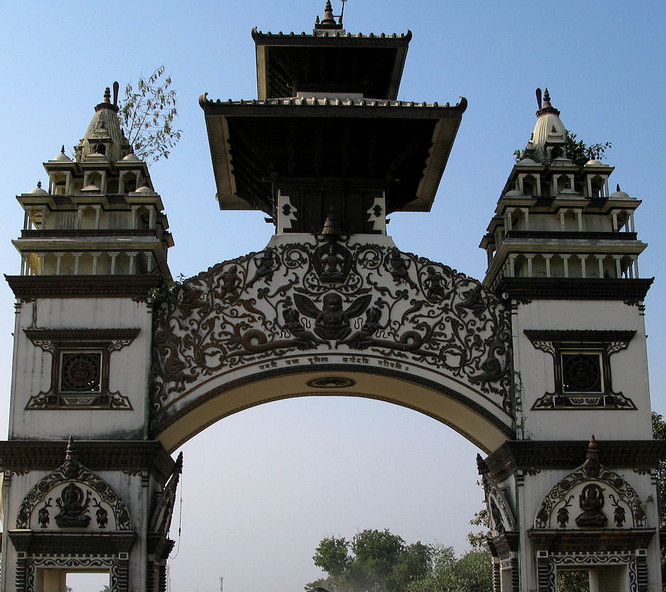 File:Indian-Nepalese border gate at Birgunj.jpg