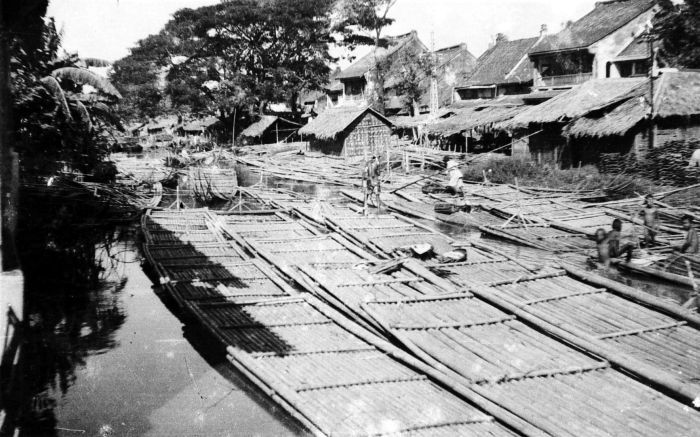 File:COLLECTIE TROPENMUSEUM Benedenstad Jakarta bamboevlotten in de rivier TMnr 10010470.jpg