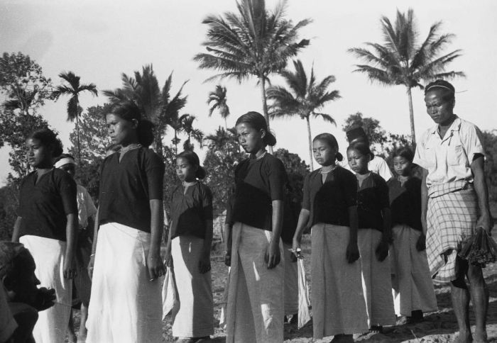 File:COLLECTIE TROPENMUSEUM Danseressen tijdens een dodenfeest van de Toraja in een dorp bij Rantepao TMnr 10029377.jpg