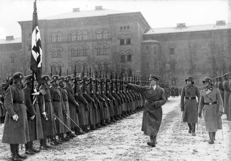 File:Bundesarchiv Bild 102-17311, Berlin-Lichterfelde, Hitler bei Leibstandarte.jpg