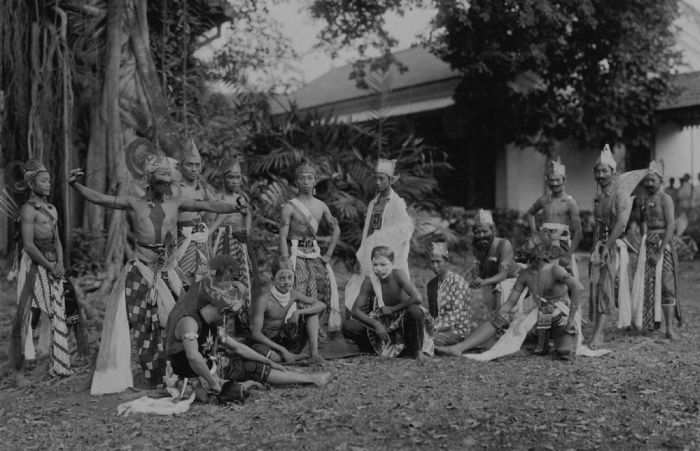 File:COLLECTIE TROPENMUSEUM Portret van een groep wajang wong spelers in de buitenlucht TMnr 60047131.jpg