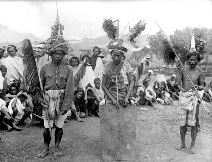 File:COLLECTIE TROPENMUSEUM Voorvechters van Rantepao Toraja TMnr 10005894.jpg