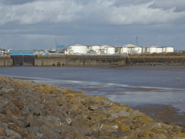 File:Cardiff Docks - geograph.org.uk - 6400182.jpg