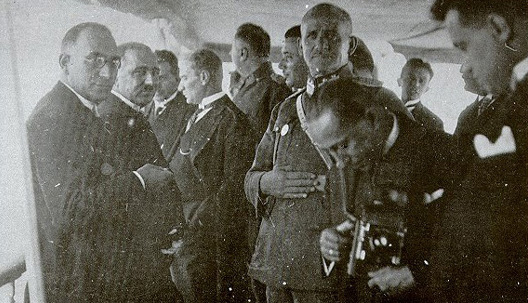 File:Atatürk 1928'de Ertuğrul Yatı'nda.jpg