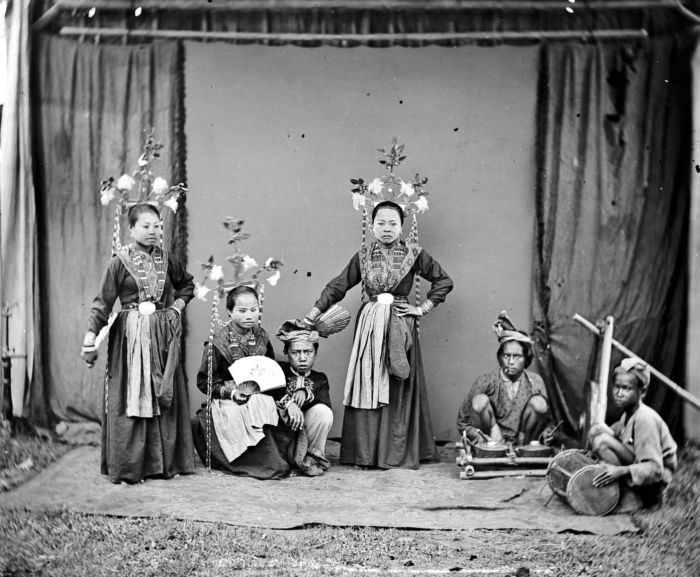 File:COLLECTIE TROPENMUSEUM 'Tandako' danseressen te Gorontalo Noord-Celebes TMnr 10003469.jpg