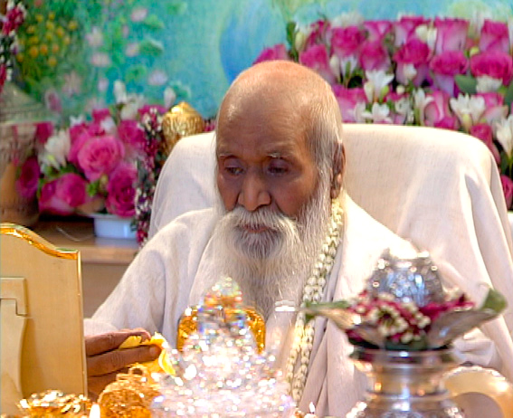 File:MaharishiMaheshYogi-01.jpg