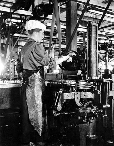 File:Workers at the Semiahmoo cannery, Washington, August 1918 (COBB 35).jpeg