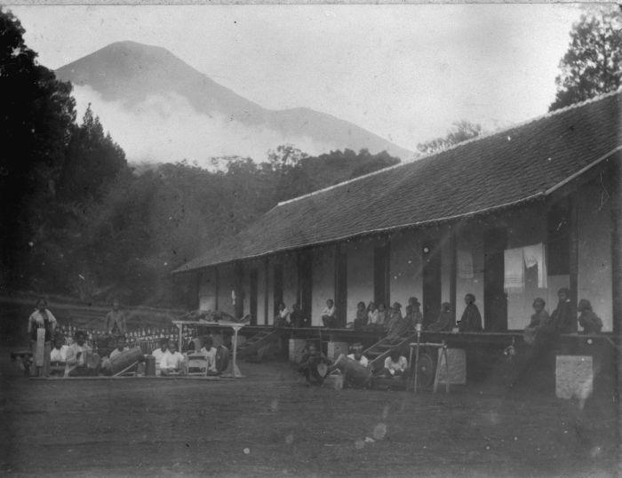 File:COLLECTIE TROPENMUSEUM Gamelan met danseres bij een pondok in de Plantentuin van Tjibodas West-Java TMnr 60013639.jpg