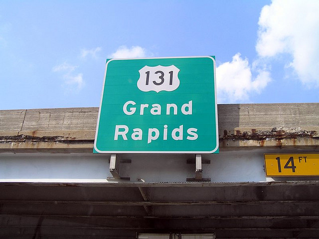 File:US 131 overhead bridge sign, Grand Rapids.jpg