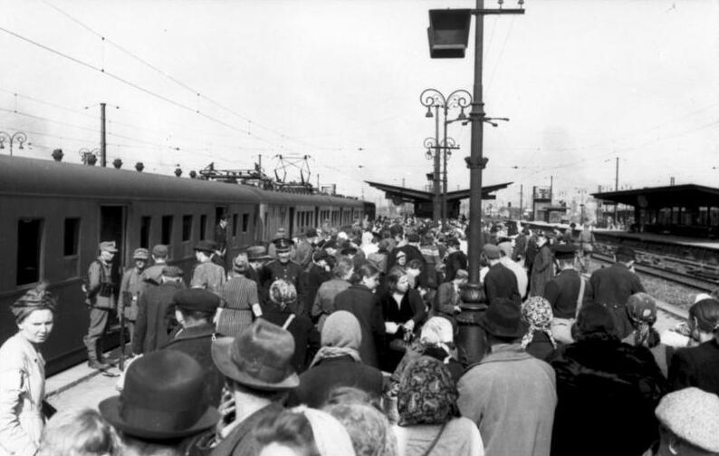 File:Bundesarchiv Bild 101I-695-0423-28, Warschauer Aufstand, Zivilisten auf Bahnhof.jpg