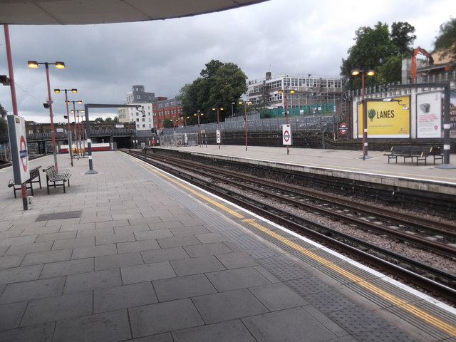 File:Platforms, Harrow-on-the-Hill Underground Station - geograph.org.uk - 4122410.jpg