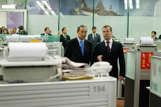 File:Dmitry Medvedev in Hong Kong 17 April 2011-13.jpeg