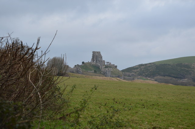 File:Corfe Castle - geograph.org.uk - 4445927.jpg