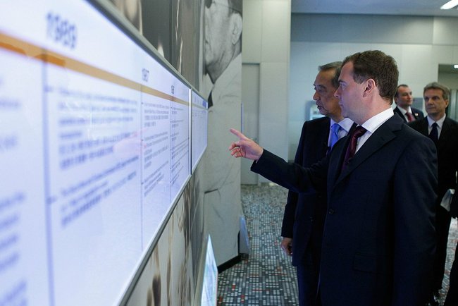 File:Dmitry Medvedev in Hong Kong 17 April 2011-8.jpeg