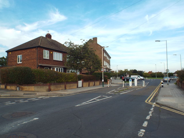 File:Central Drive, near Hornchurch - geograph.org.uk - 5523958.jpg