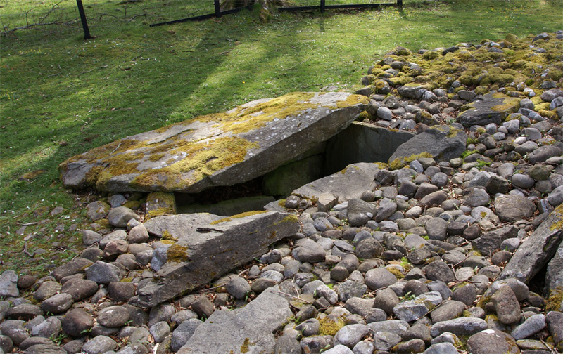 File:Ri Cruin Cairn - outer cist.jpg