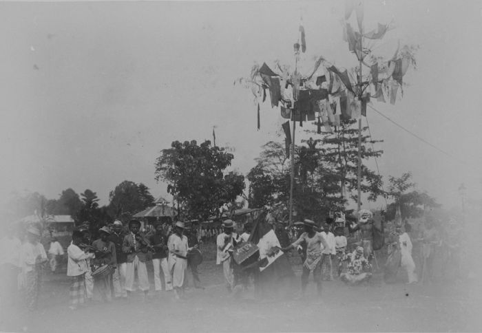 File:COLLECTIE TROPENMUSEUM Gemaskerde dansers en een orkestje tijdens festiviteiten in Longiram aan de Boven-Mahakam Midden-Borneo. TMnr 60046442.jpg