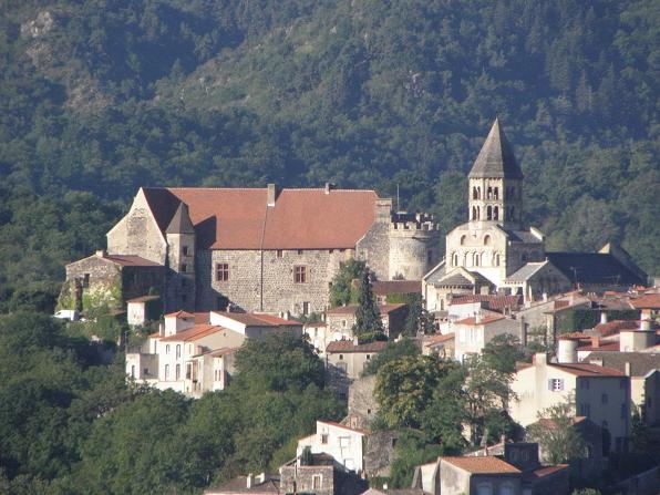 File:Saint-Saturnin (63) Village.jpg