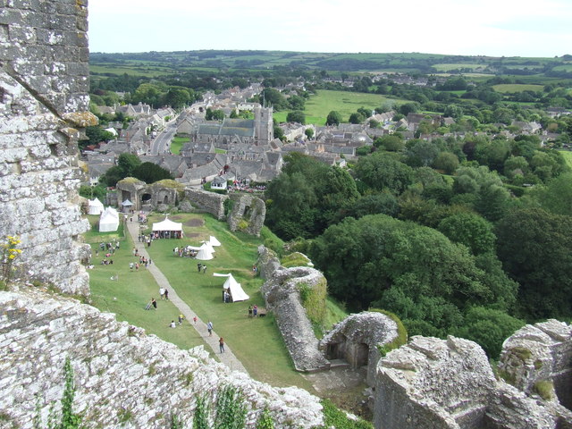 File:Corfe Castle - geograph.org.uk - 3110678.jpg