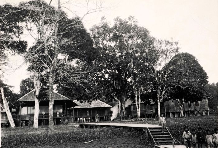 File:COLLECTIE TROPENMUSEUM 'Kinderen op een steiger bij de nieuwe standplaats 'Nazareth' van de Rooms-Katholieke missie aan de rivier Kapoeas' TMnr 10020030.jpg