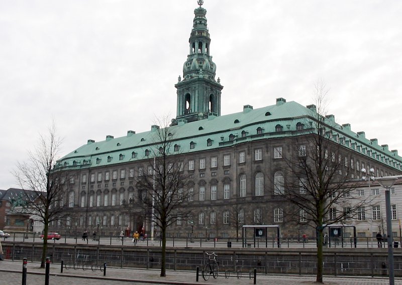 File:Christiansborg 2004.jpg