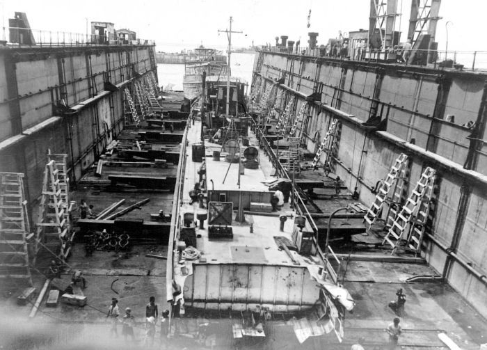 File:COLLECTIE TROPENMUSEUM Een Nederlands patrouille-vaartuig in reparatie in het eerste droogdok te Tanjung Priok - de haven van Jakarta - dat sinds de oorlog weer in gebruik is TMnr 10001431.jpg