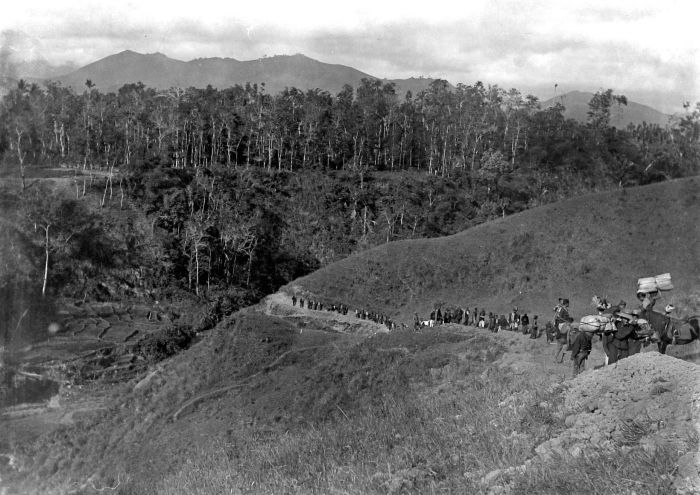 File:COLLECTIE TROPENMUSEUM Aanleg van de grote weg naar de Alaslanden Karolanden Sumatra TMnr 10008038.jpg