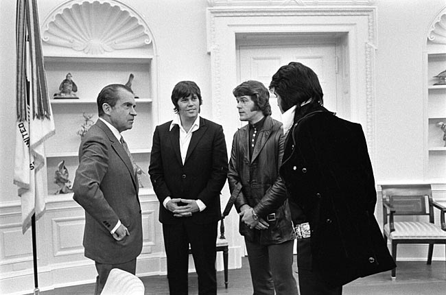 File:President Richard M. Nixon Meeting Elvis Presley And Two of His Associates (3052123314).jpg