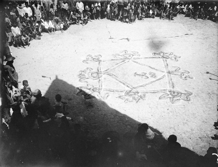 File:COLLECTIE TROPENMUSEUM In het zand getekende dansfiguur voor de offerdans Samosir TMnr 10004598.jpg