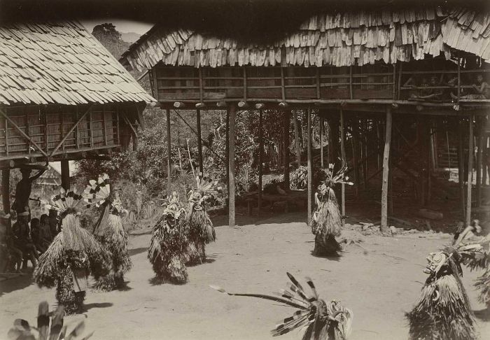 File:COLLECTIE TROPENMUSEUM Maskerdans tijdens de zaaifeesten van de Bahau Dajaks Boven-Mahakam TMnr 60001699.jpg