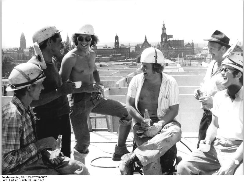 File:Bundesarchiv Bild 183-R0709-0007, Dresden, Bauarbeiter lachend, Arbeitspause.jpg