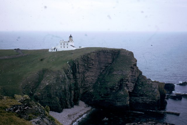 File:Cliffs by Stoer Lighthouse - geograph.org.uk - 995432.jpg