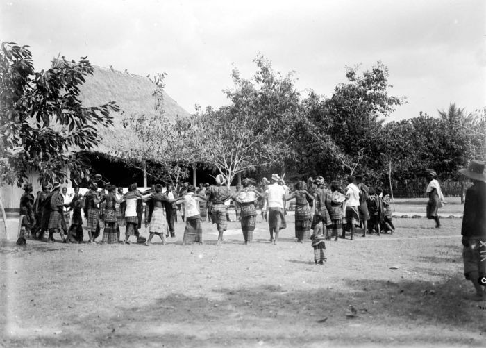 File:COLLECTIE TROPENMUSEUM Rondedans TMnr 10004893.jpg